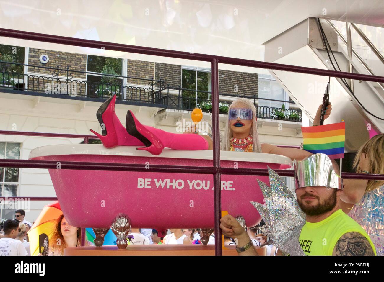 Una drag queen in una rosa di vasca da bagno che dice di essere chi siete' su W Hotel galleggiante in l orgoglio di Londra 2018 Parade Foto Stock