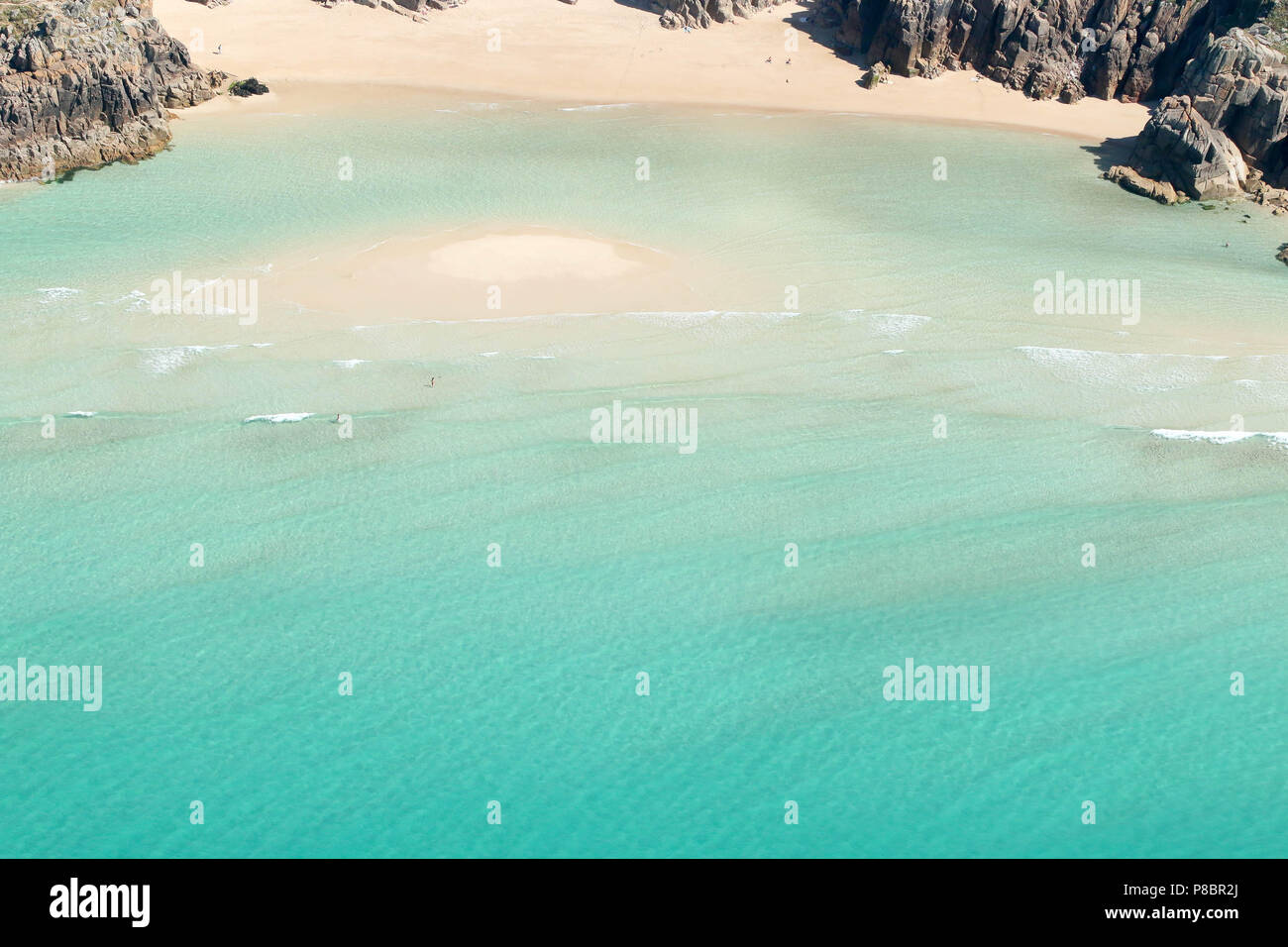 Corallo blu mare e sabbia, cove in Cornovaglia. Birds Eye view. Foto Stock