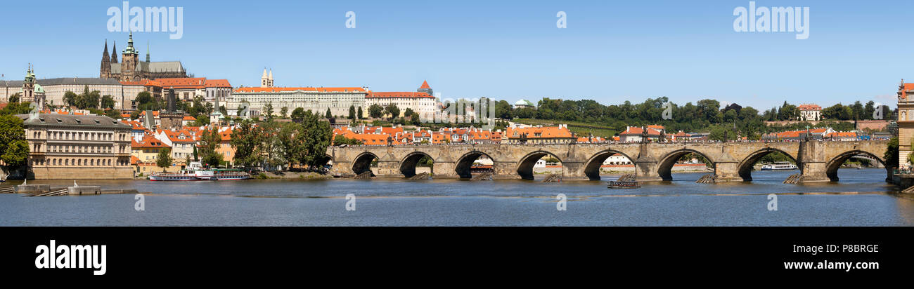 Ponte Carlo con i turisti. Prague Old Town Repubblica Ceca Foto Stock