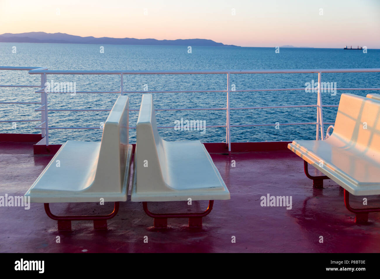 Canale di Piombino incrocio con ferry boat in estate Foto Stock