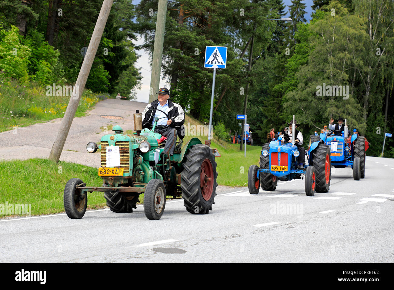 Unità Uomo Zetor 25un classico trattore, seguita da Fordson Super Dexta su Kimito Tractorkavalkad, Cavalcata del trattore. Kimito, Finlandia - Luglio 7, 2018. Foto Stock