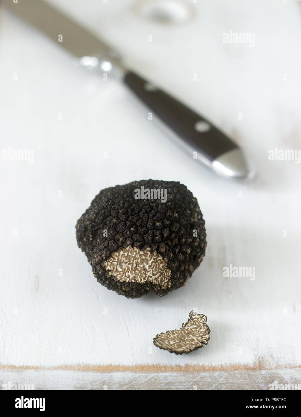 Fungo tartufo nero su un tavolo di legno. Trovato in Moldavia nel luglio 2018. Messa a fuoco selettiva. Foto Stock
