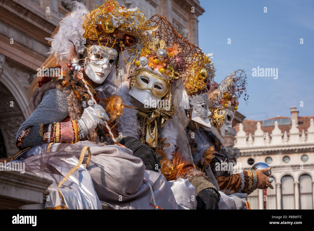 Le donne vestite per il Carnevale di Venezia, Italia Foto Stock