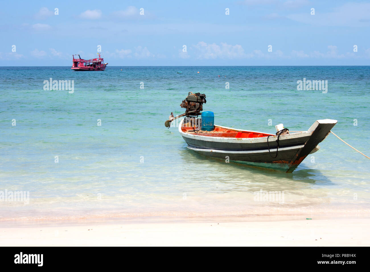 Thailandia barca su una spiaggia Foto Stock