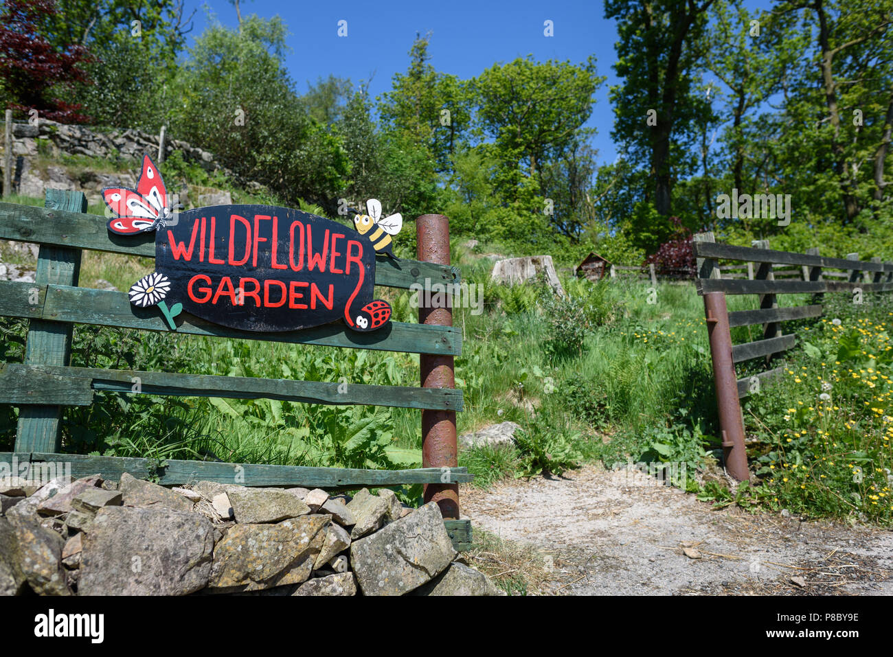 Un segno di fatti a mano in corrispondenza di un carattere di fiori selvaggi giardino progettato per attirare vari uccelli ed insetti. Foto Stock