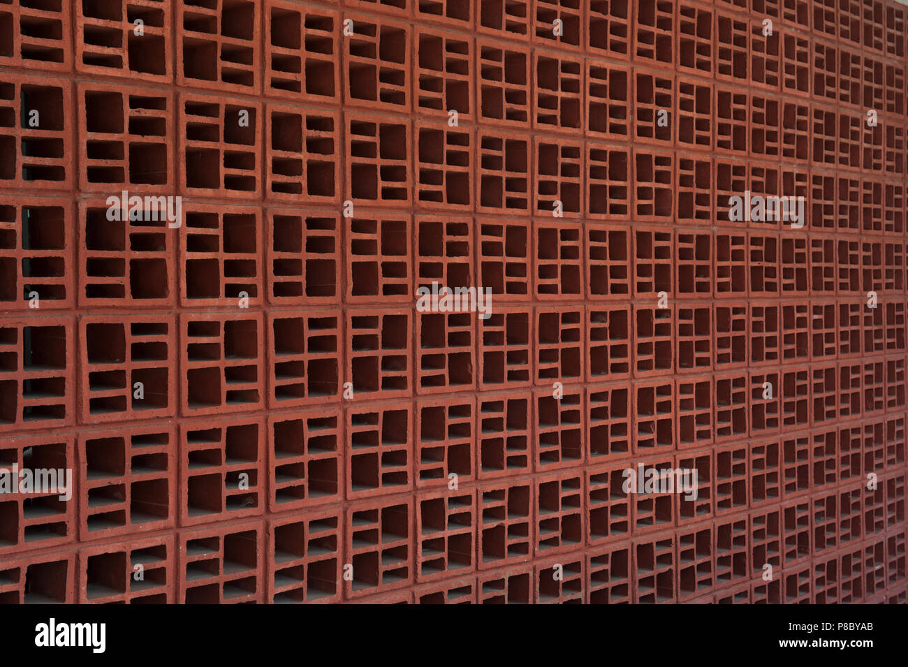 Red blocco di calcestruzzo oscurante per finestra sulla chiesa del Santo Cristo de Esquipulas in Santa Cruz, Costa Rica Foto Stock