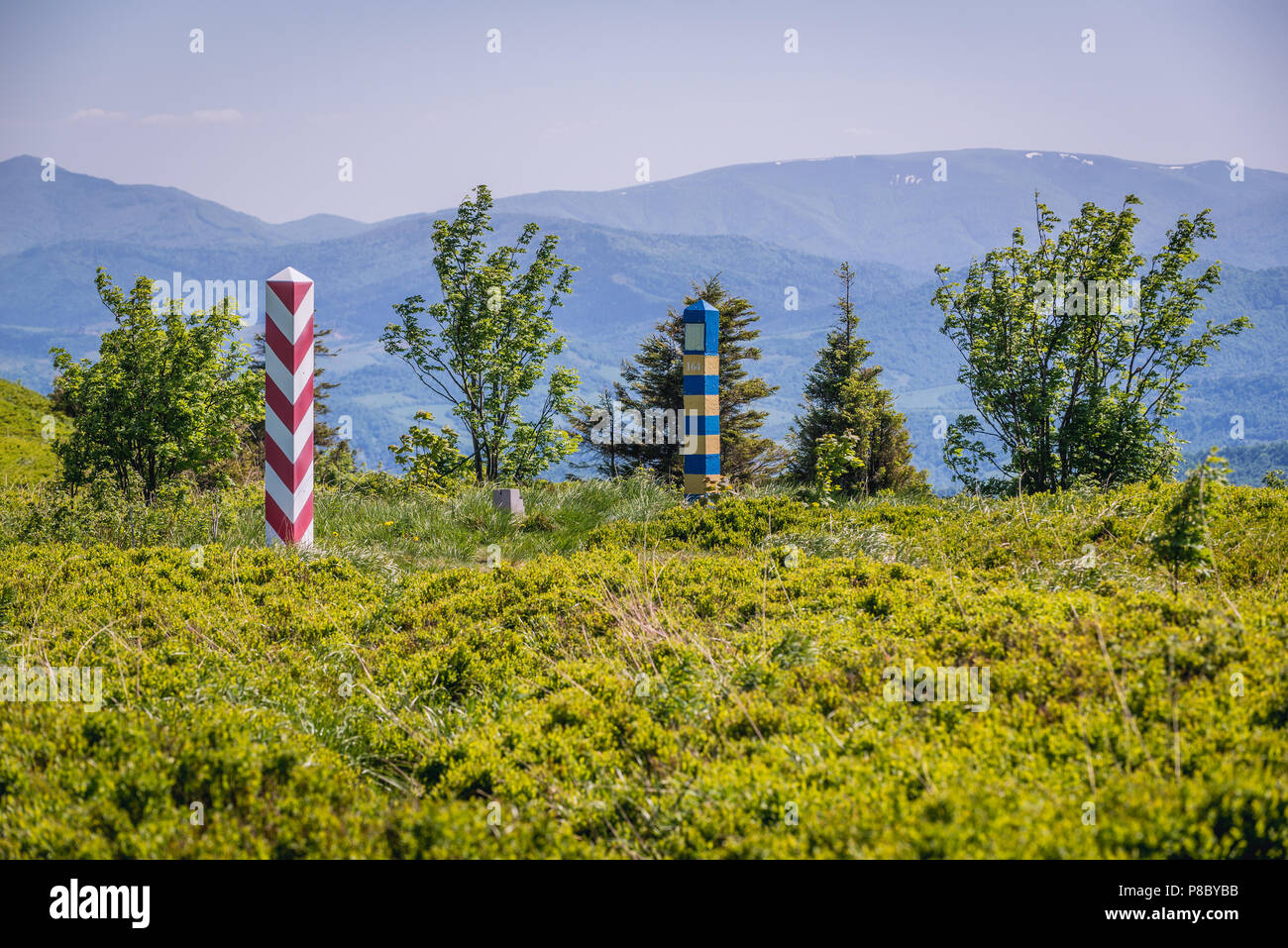 I marcatori sul confine Polish-Ukraine su Bukowska mountain pass in Western monti Bieszczady in Polonia Foto Stock