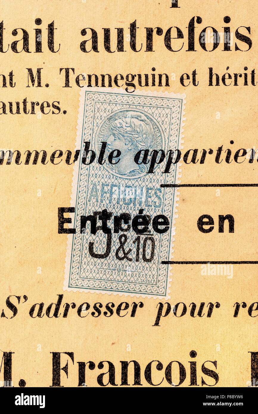 Dettaglio del funzionario timbro fiscale sul francese 1901 poster annunciando una terra / costruzione vendita. Foto Stock