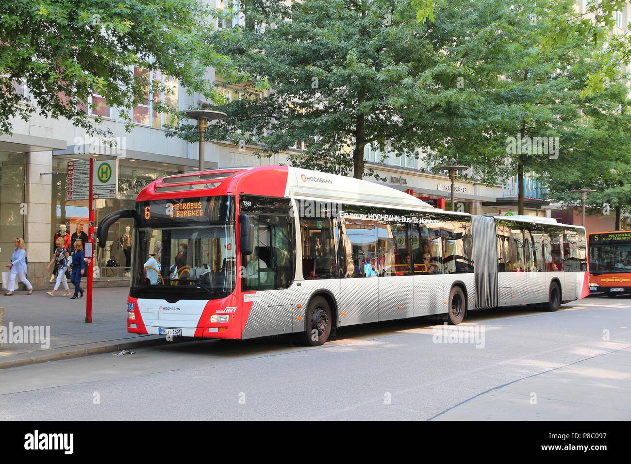 Amburgo, Germania - 28 agosto 2014: la gente ride uomo Lions di autobus della città di Amburgo. Hamburger Hochbahn opera metropolitana e la maggior parte degli autobus di Amburgo. It e Foto Stock