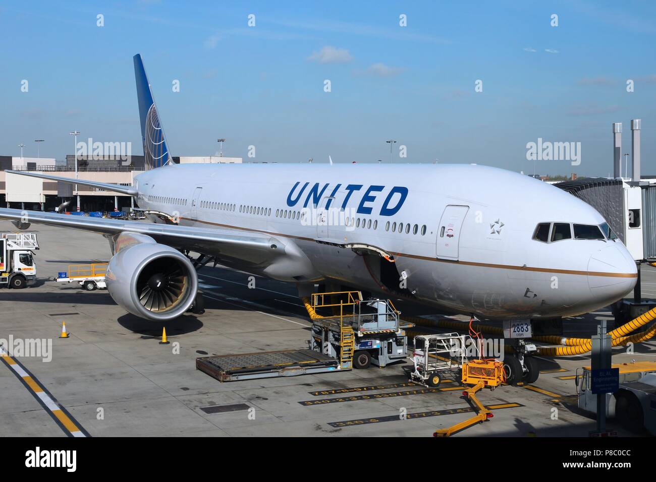 LONDON, Regno Unito - 16 Aprile 2014: United Airlines Boeing 777 all'aeroporto di Londra Heathrow. United Airlines è la più grande compagnia aerea del mondo per destinazione Foto Stock