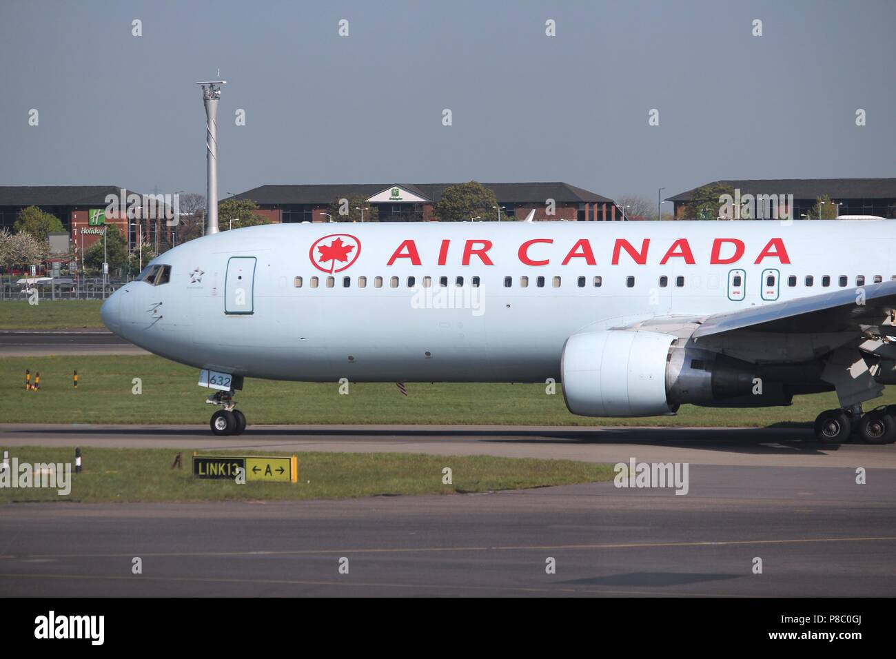 LONDON, Regno Unito - 16 Aprile 2014: Air Canada Boeing 767 dopo l'atterraggio all'aeroporto di Londra Heathrow. Air Canada è la più grande compagnia aerea del Canada con 35,8 mil Foto Stock