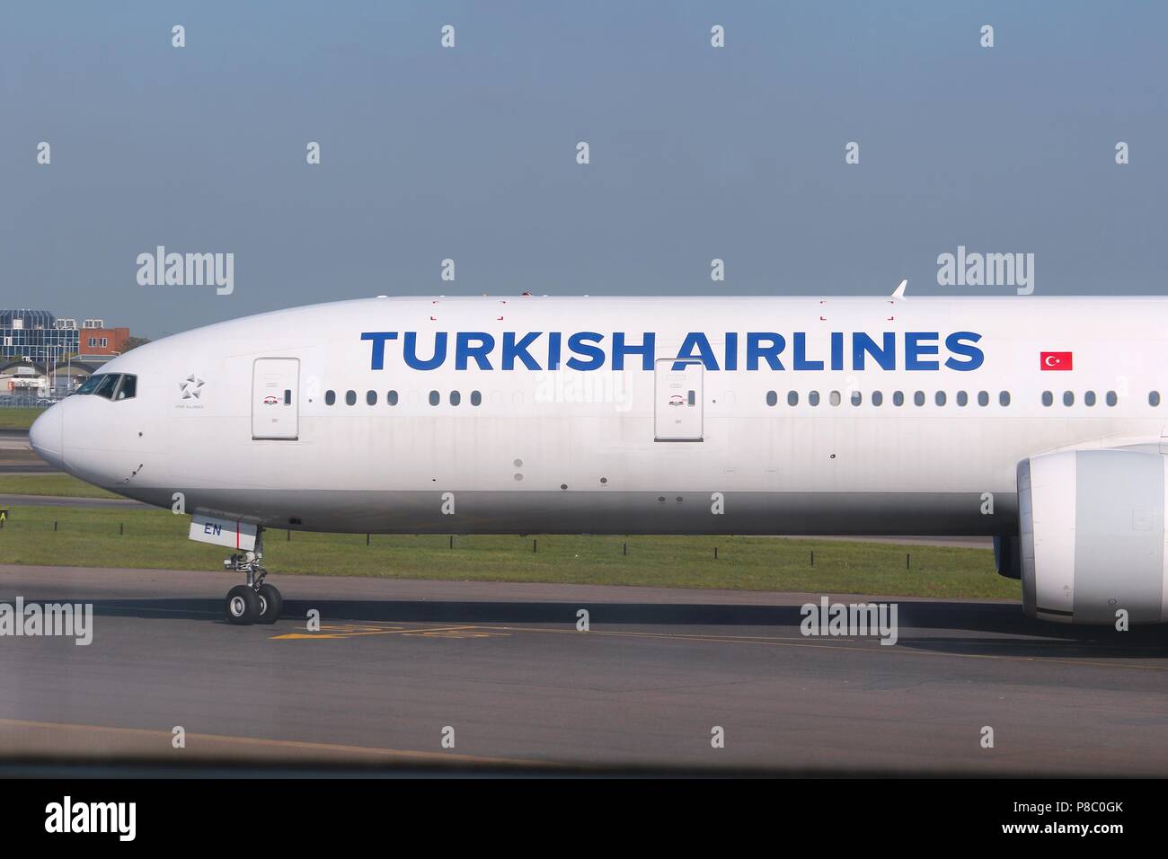 LONDON, Regno Unito - 16 Aprile 2014: Turkish Airlines Boeing 777 dopo l'atterraggio all'aeroporto di Londra Heathrow. Nel 2014 la Turkish Airlines è volato a 261 destinazione Foto Stock