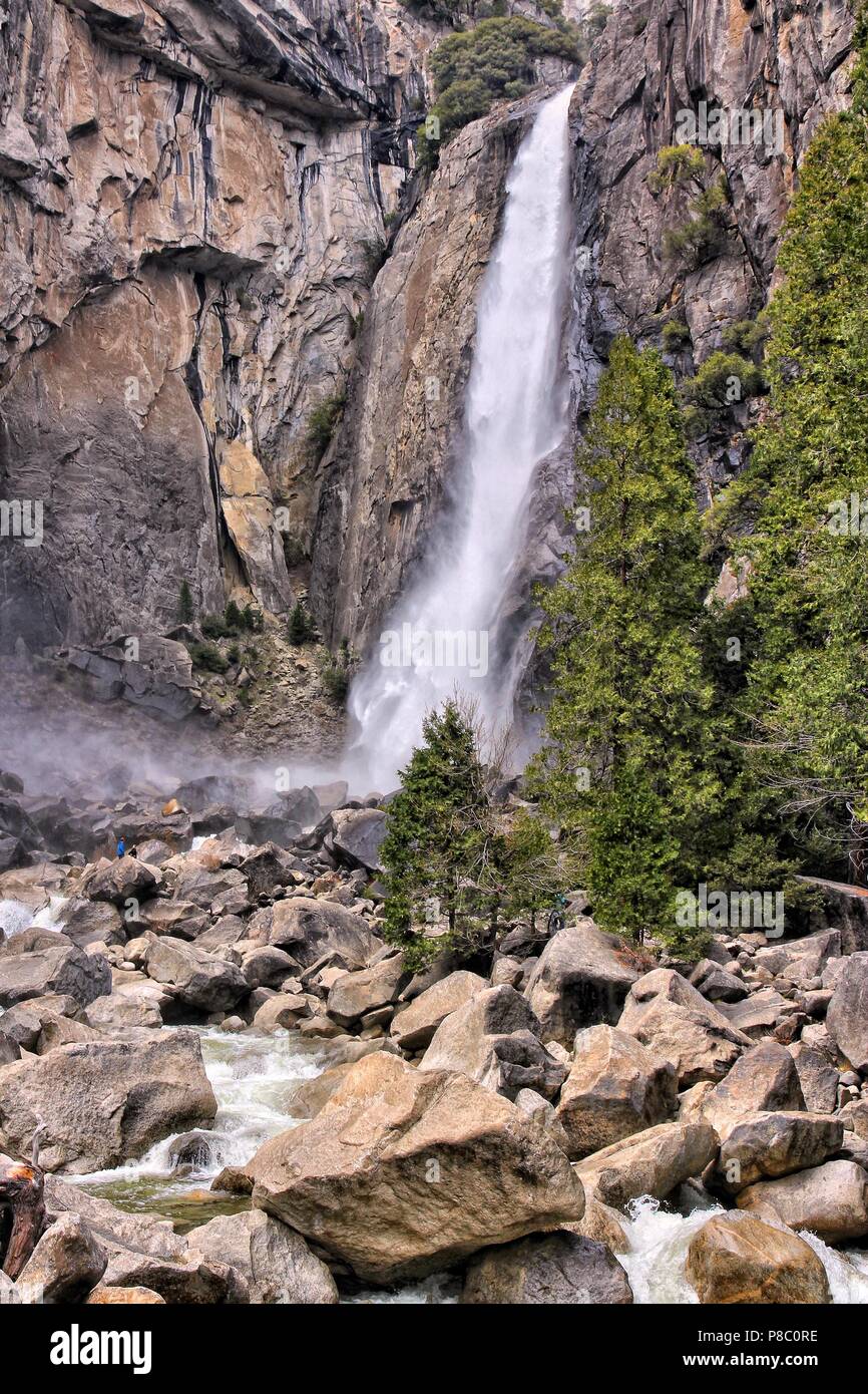 Abbassare Yosemite Falls nel Parco Nazionale di Yosemite in California, Stati Uniti. Foto Stock