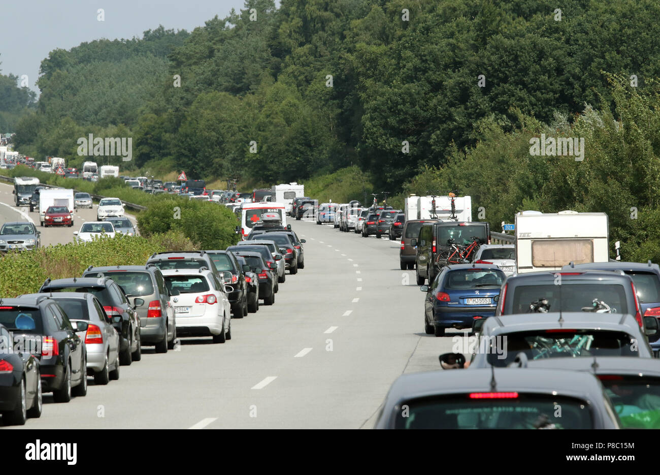 Leizen, Germania, ingorgo sull'A19 in direzione nord con formazione di una corsia di soccorso Foto Stock