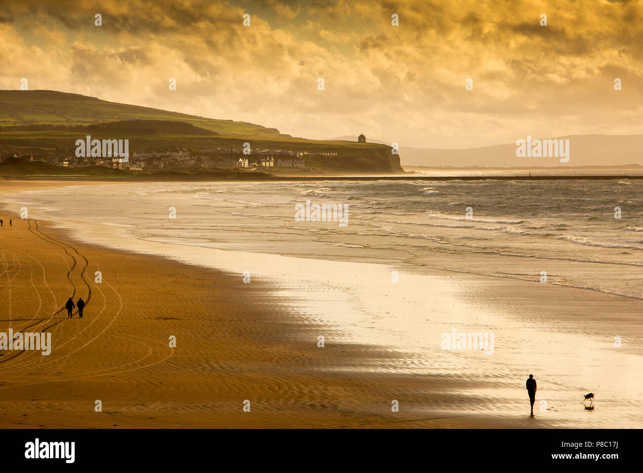 Regno Unito e Irlanda del Nord, Co Londonderry, Portstewart Strand al tramonto Foto Stock