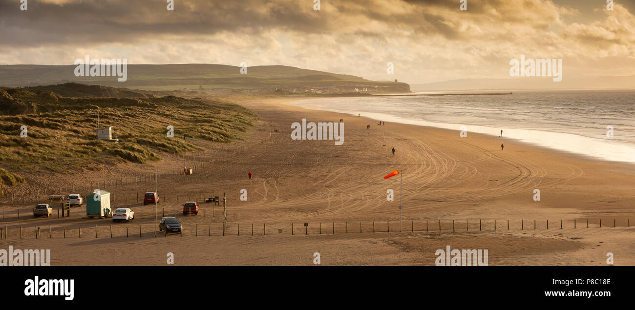 Regno Unito e Irlanda del Nord, Co Londonderry, Portstewart Strand al tramonto, panoramica Foto Stock