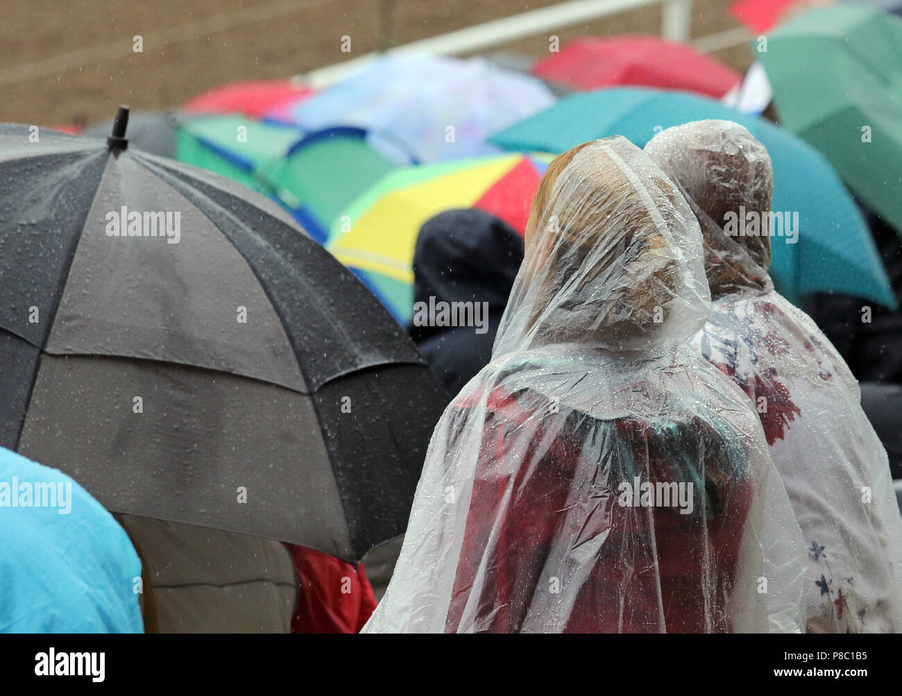 Ganschow, Germania, persone sotto la pioggia a un evento esterno Foto Stock