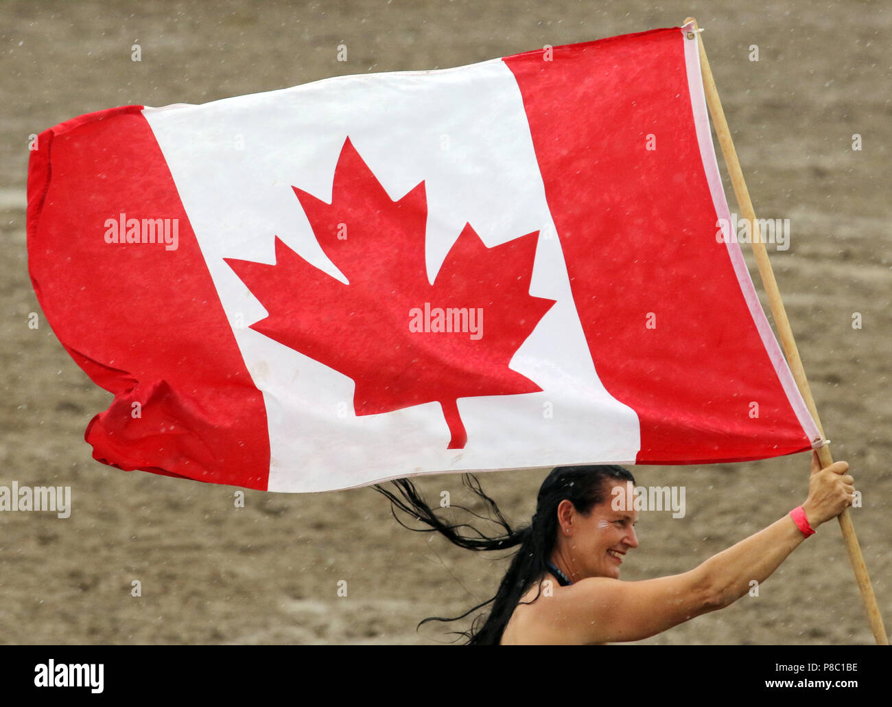 Ganschow, Germania, donna sventolare la bandiera nazionale del Canada Foto Stock