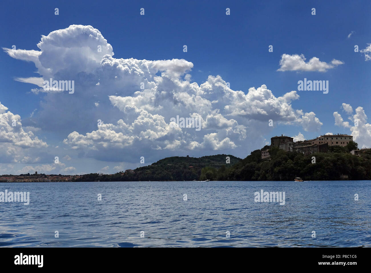 Capodimonte, Italia, formazione delle nuvole sopra il lago di Bolsena Foto Stock
