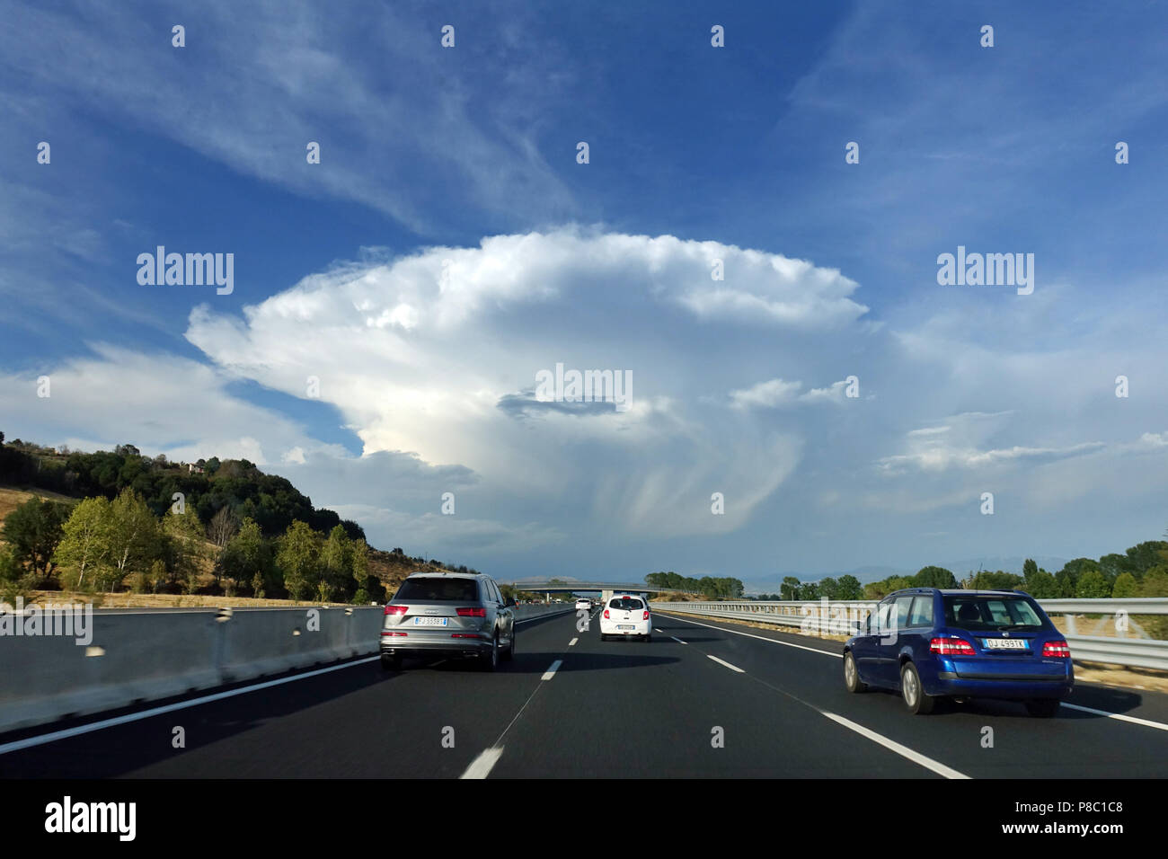 Arezzo, Italia, formazione delle nuvole sopra l'Autostrada del Sole Foto Stock