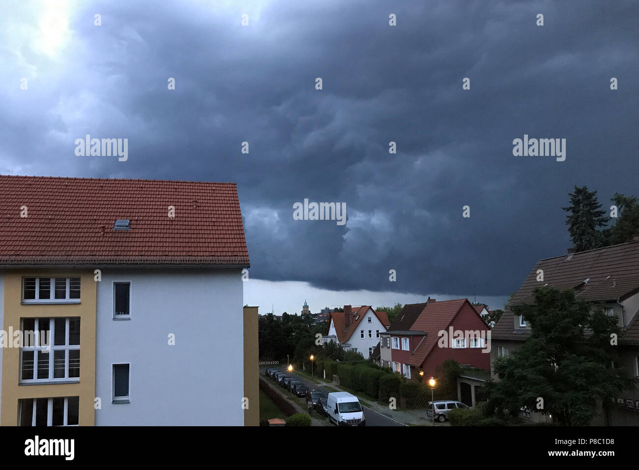 Berlino, Germania, nuvole temporalesche su edifici residenziali Foto Stock