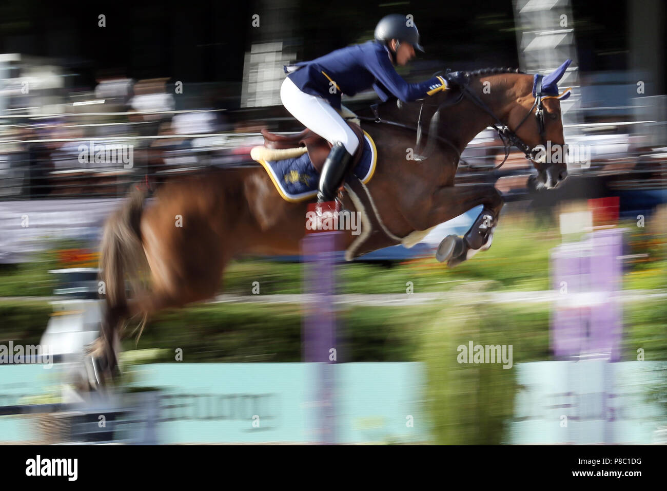 Berlino, dynamics, saltando a cavallo e cavaliere su un oxer. Calcourt Falklund sotto Anna Kellnerova (CZE) Foto Stock