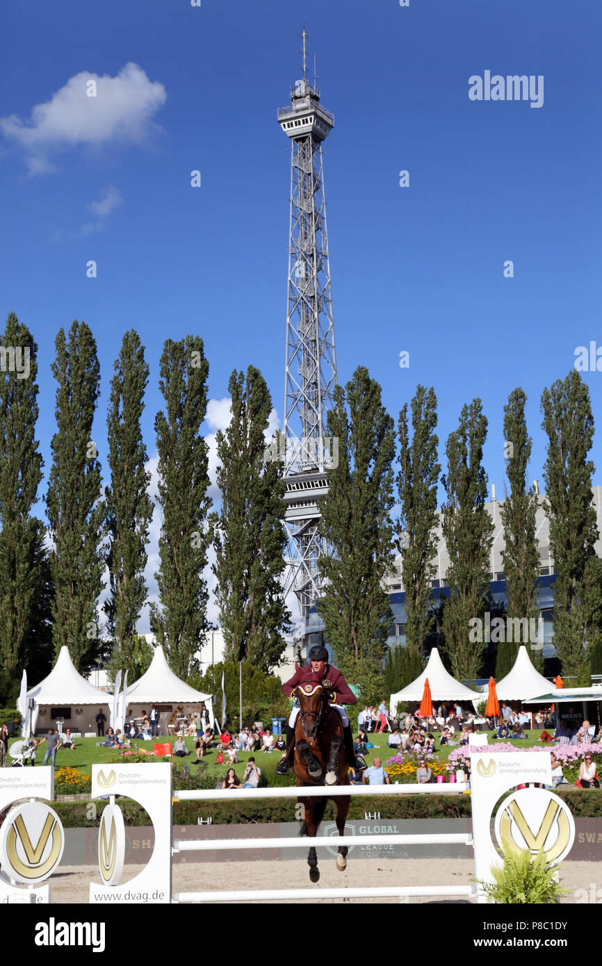 Berlino, cavallo e cavaliere al Global Jumping Berlino sotto la torre della radio nel giardino estivo della fiera di Berlino. Clintop sotto Daniel Deusser (GER) Foto Stock