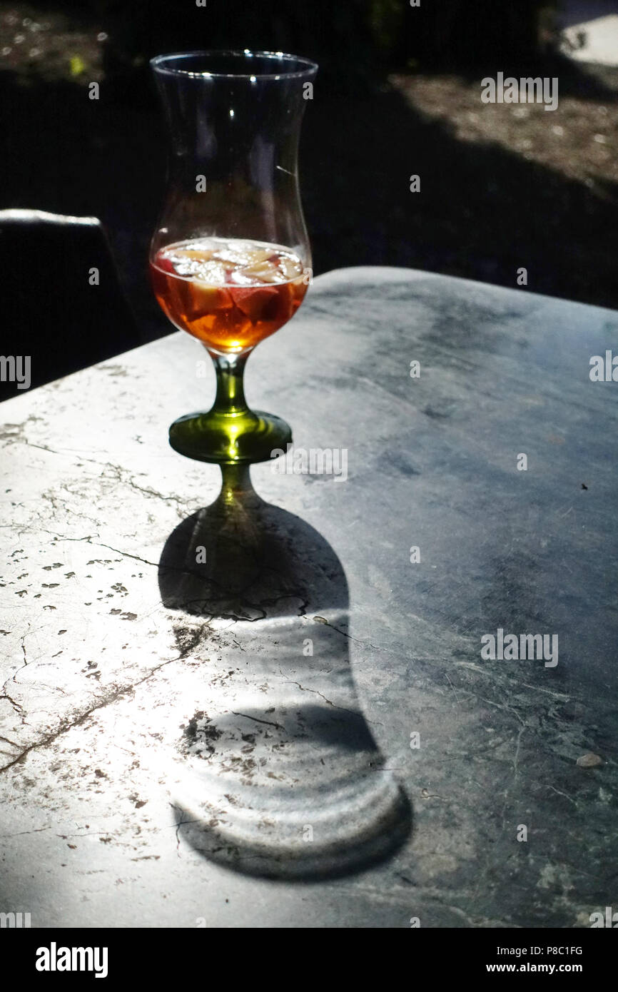 Torre Alfina, Italia, vetro a palloncino getta un ombra sul tavolo Foto Stock