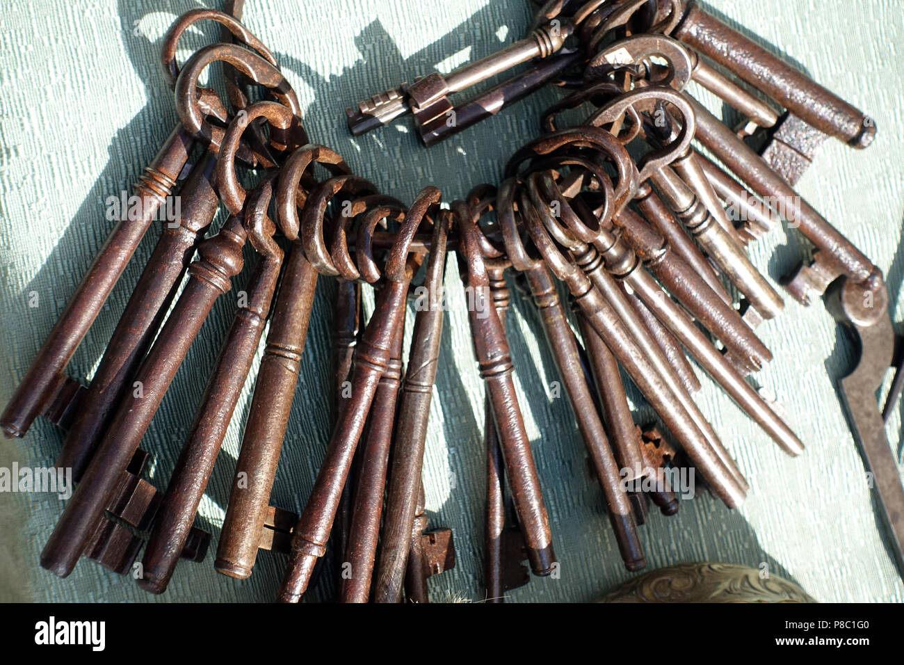 Capodimonte, Italia, arrugginita porta vecchia chiave su un portachiavi Foto Stock