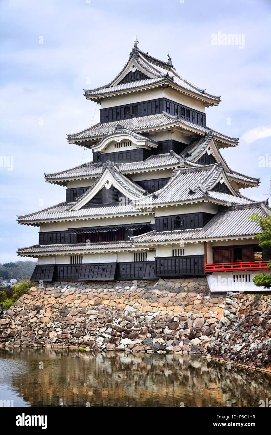 Il Castello Matsumoto - punto di riferimento elencate come tesoro nazionale del Giappone. Foto Stock