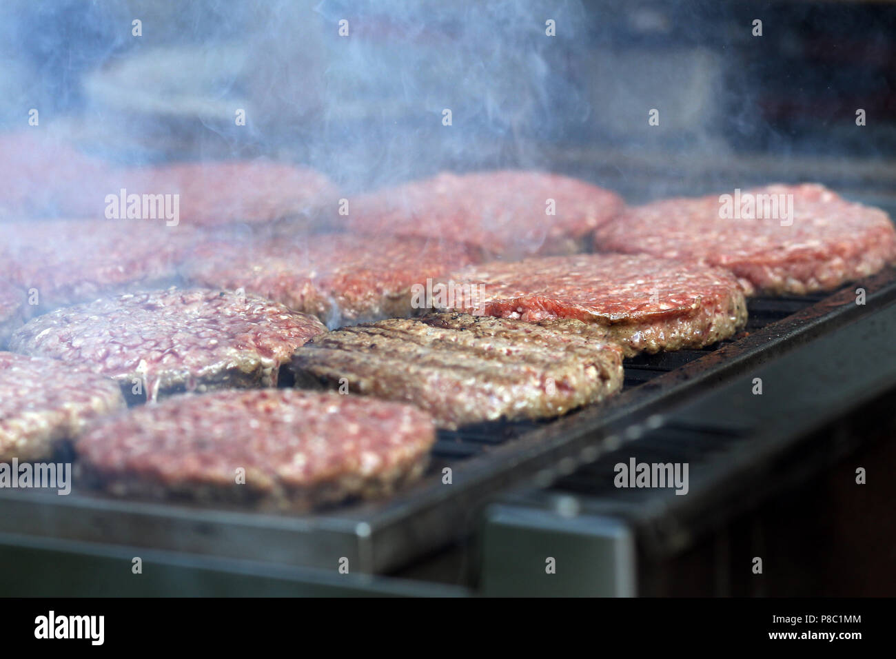 Hoppegarten, Germania, Hamburger sono cotti su una griglia Foto Stock