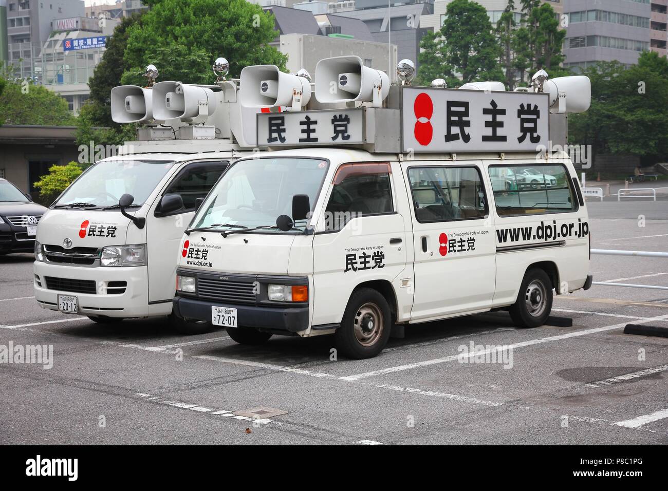 TOKYO, Giappone - 9 Maggio 2012: Suono carrelli (gaisensha) del partito democratico del Giappone parcheggiato in Tokyo. I sistemi di comunicazione al pubblico i veicoli con altoparlanti un Foto Stock