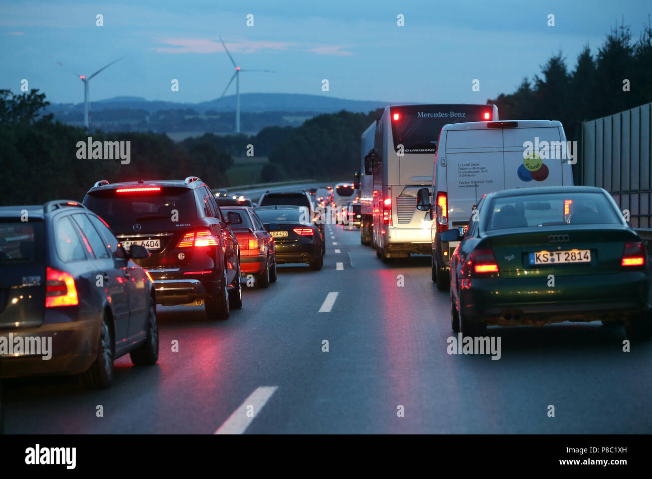 Herford, Germania, ingorgo sull'A2 in direzione di Dortmund al crepuscolo Foto Stock