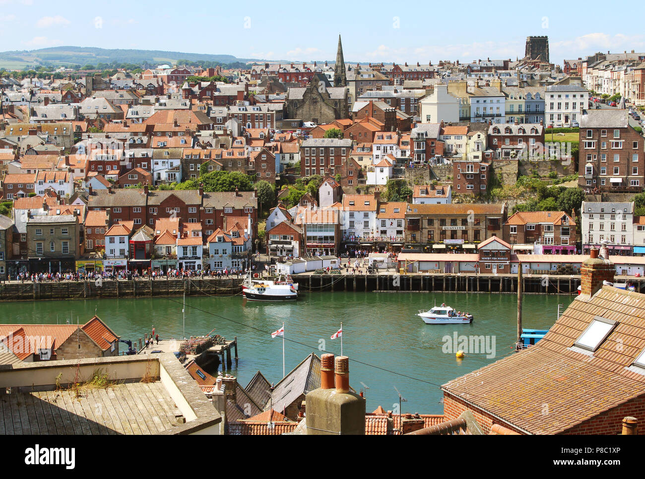 Whitby vista fronte mare in una giornata di sole Foto Stock