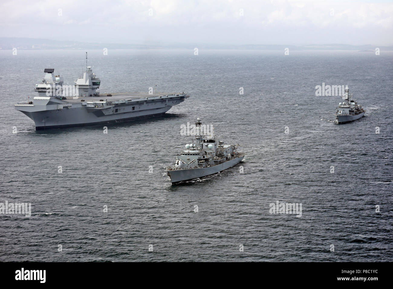 HMS QUEEN ELIZABETH (RO8) portaerei in mare il 28 giugno 2017 corredata da tipo 23 frigatesHMS Sutherland (anteriore) e HMS Duca di ferro. La cortesia Ministero della Difesa britannico photo 45162784 Foto Stock