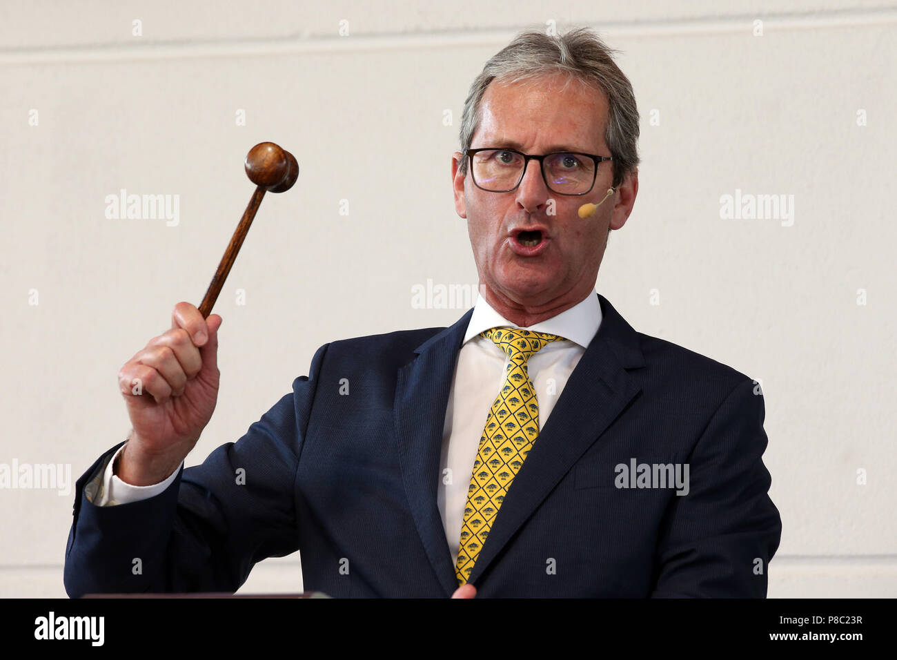 Iffezheim, banditore John O'Kelly in verticale Foto Stock