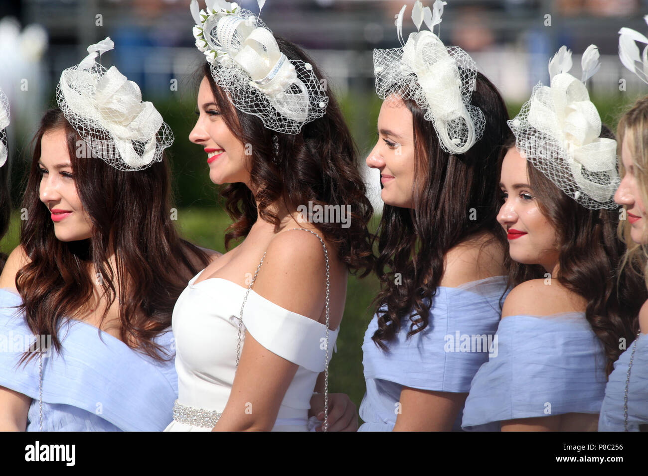 Iffezheim, moda, elegantemente vestito le donne con cappelli sul Racecourse Foto Stock