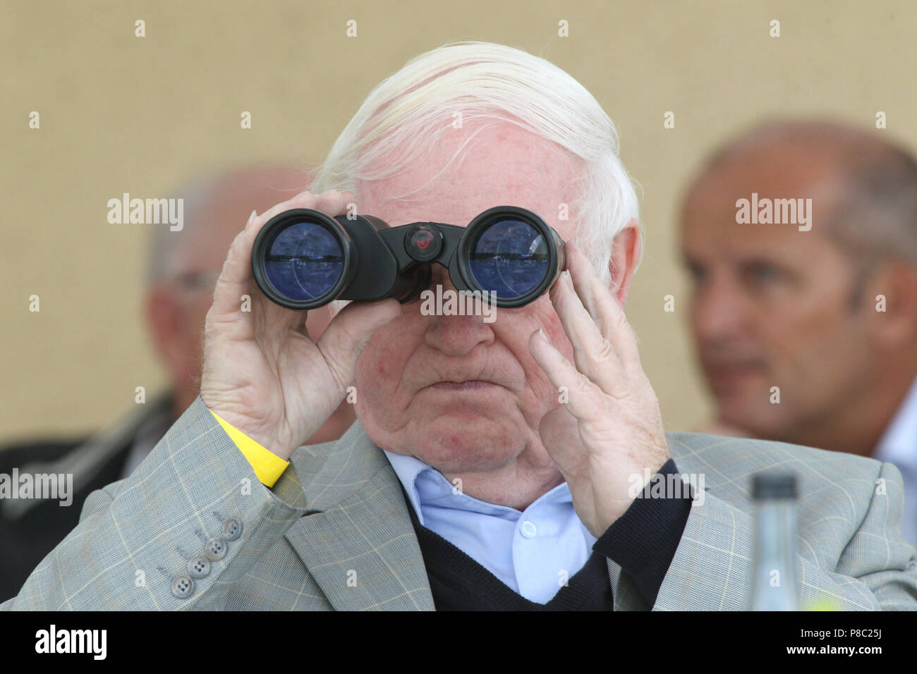 Iffezheim, uomo guarda attraverso il suo binocolo Foto Stock