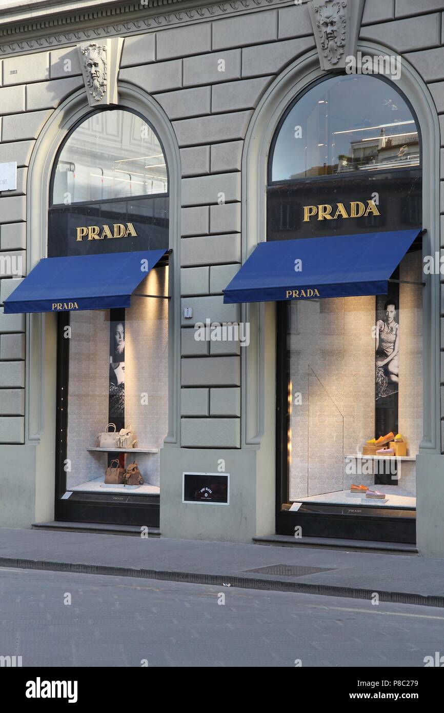 Firenze, Italia - 30 Aprile 2015: Prada negozio di moda di Firenze. Prada è  un'azienda di moda con 3,6 miliardi di euro di fatturato annuale (2013 Foto  stock - Alamy