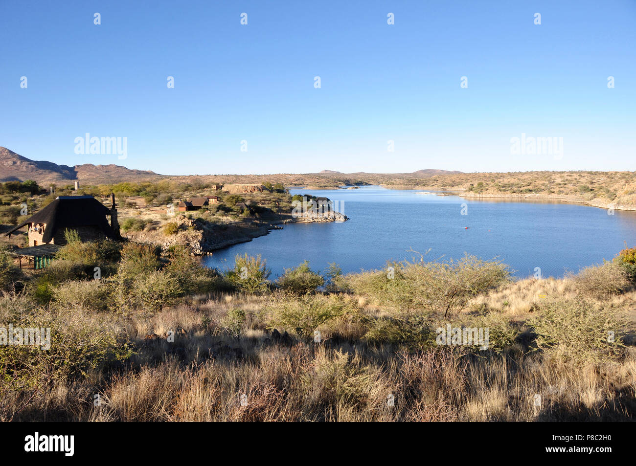 La Namibia: Lake Oanob è un idilliaco resort per vacanze con un lago e una diga nei pressi di Rehoboth nel deserto del Kalahari Foto Stock