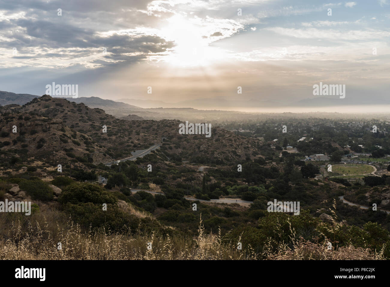 Los Angeles sunrise vista verso Porter Ranch e la parte occidentale della Valle di San Fernando. Colpo da Santa Susana Pass State Historic Park nel Sud del Califo Foto Stock