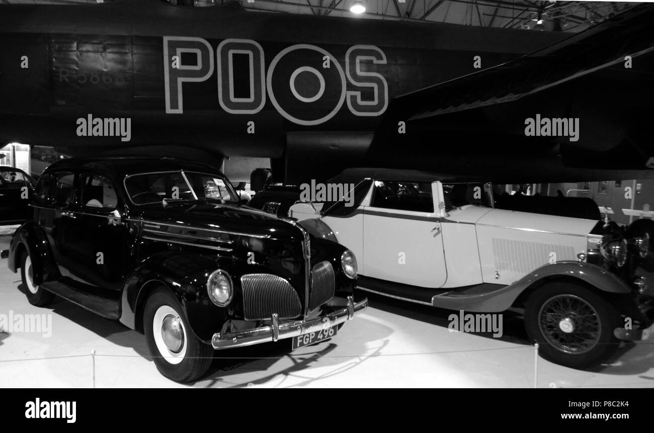 1938 Studebaker Commander e 1934 Rolls-Royce 20/25HP sotto Avro Lancaster 1 R5868 per Bonhams classico auto asta, RAF Museum di Londra, Regno Unito. Foto Stock