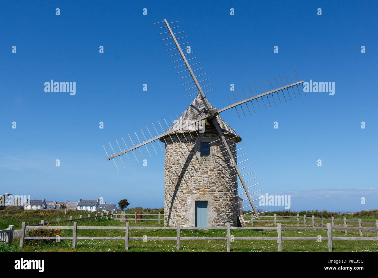 Il vecchio mulino a vento a Cleden Cap Sizun durante una soleggiata giornata di primavera Foto Stock