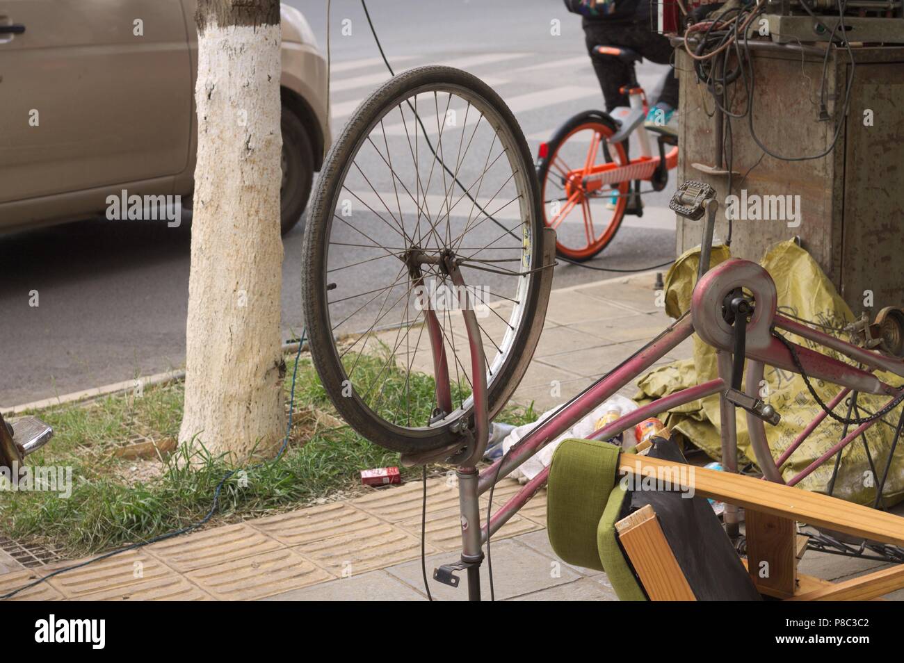 Invertire ruota di bicicletta (Kunming, Yunnan, Cina) Foto Stock