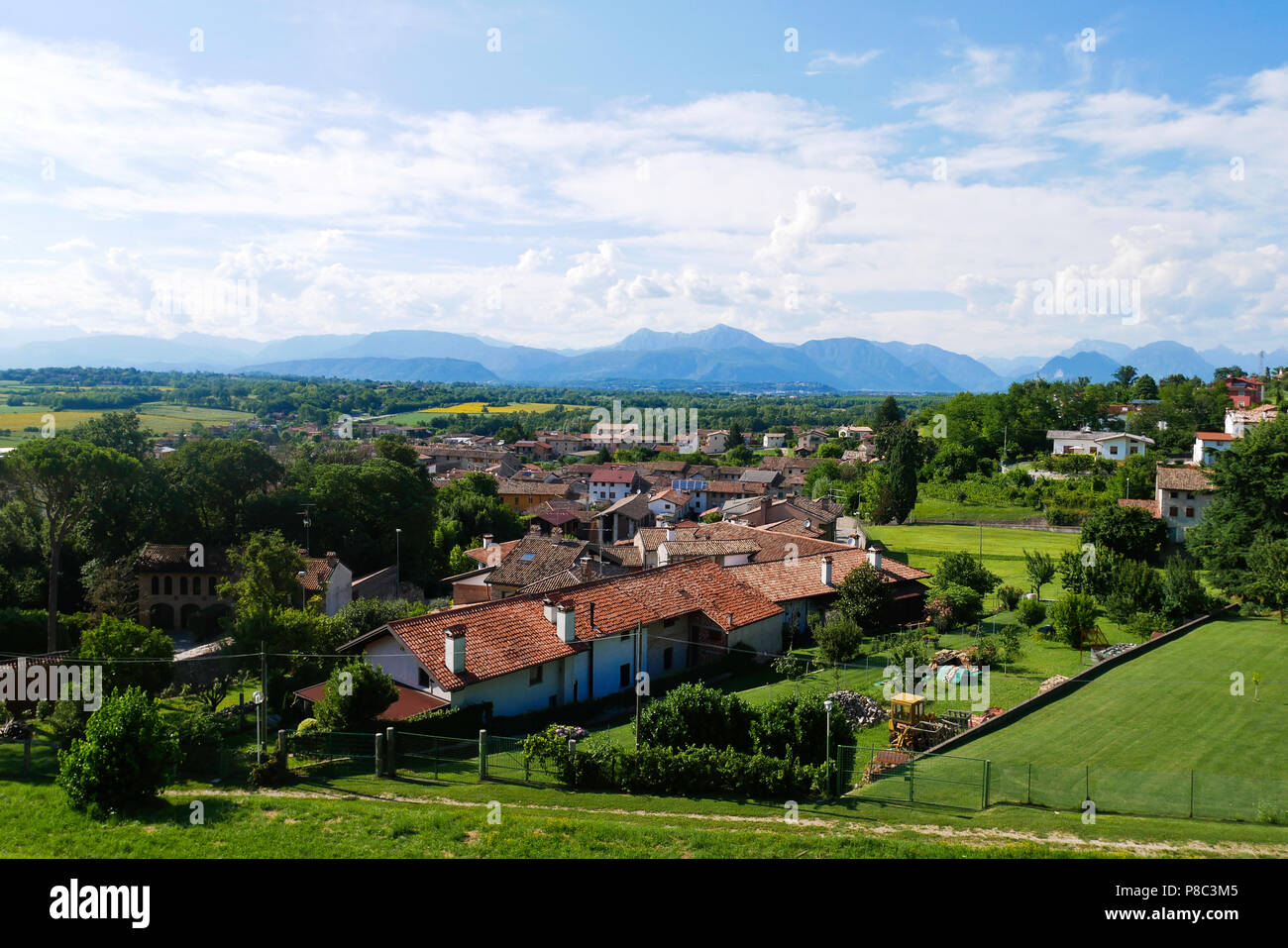 Visto nei dintorni di Udine, con sullo sfondo la apli e l'Austria Foto Stock