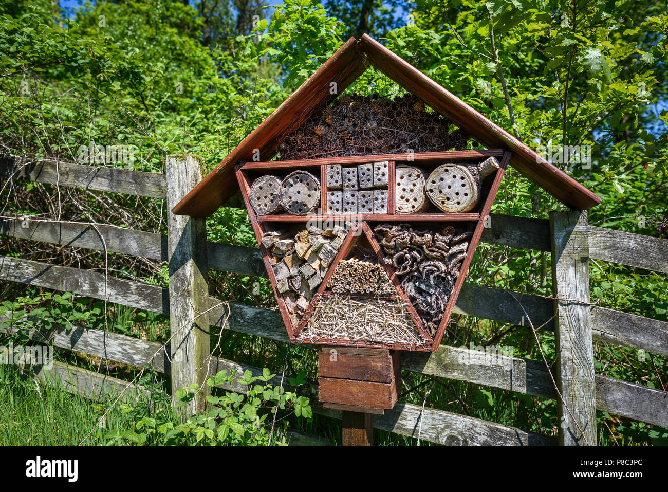Un bug capanno fatto da materiali naturali vantaggioso per attirare gli insetti per un giardino come api e farfalle e coccinelle. Foto Stock