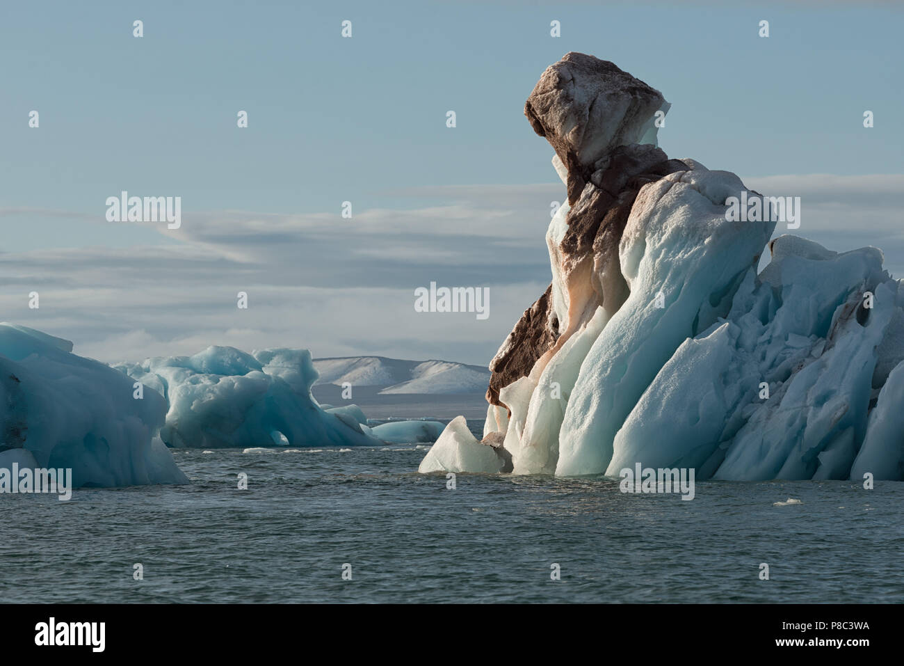 Iceberg di fronte alla calotta artica di ghiaccio Austfonna, Svalbard, Norvegia. Eisberge vor Austfonna. Foto Stock