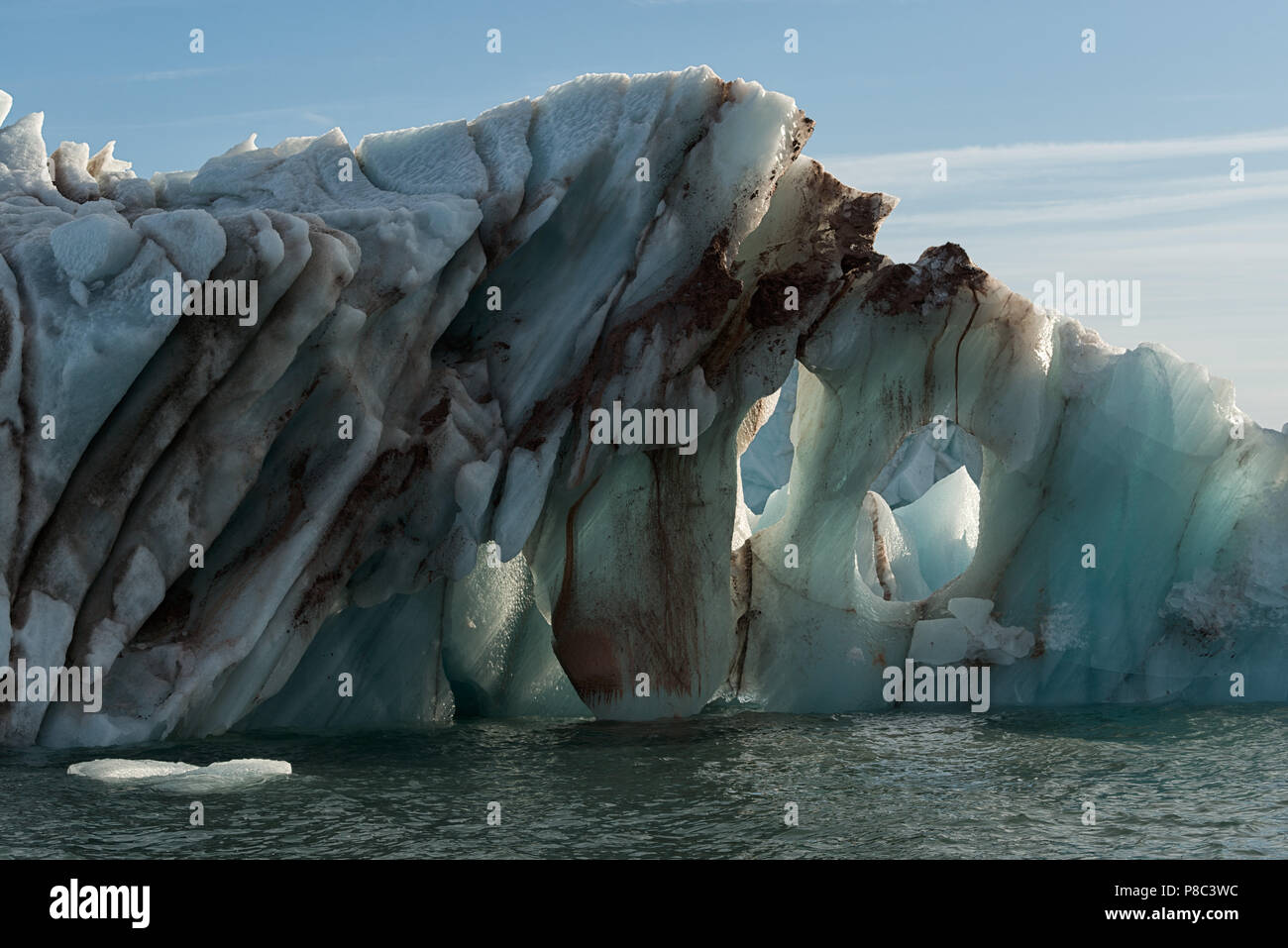 Sciogliendo l'iceberg di fronte alla calotta artica di ghiaccio Austfonna, Svalbard, Norvegia. . Eisberge vor Austfonna. Foto Stock
