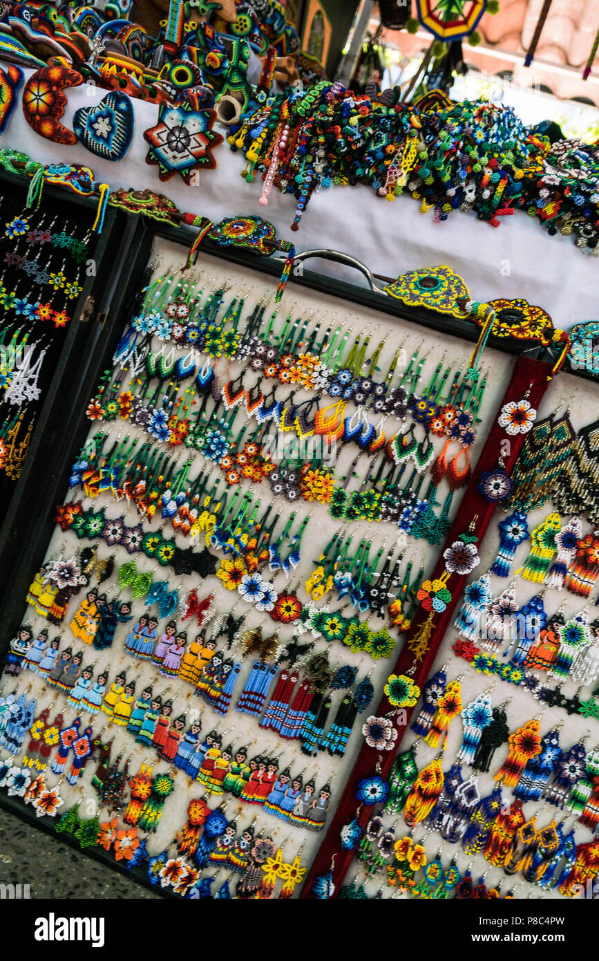 PUERTO VALLARTA, Messico - 10 Marzo 2018: stallo Souvenir visualizza un assortimento di colorate a mano gioielli perline, fermagli per capelli e artigianato a Foto Stock