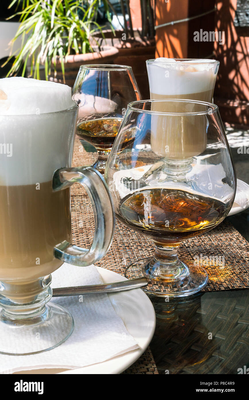 Il caffè e il brandy per due su un tavolo del bar Foto Stock